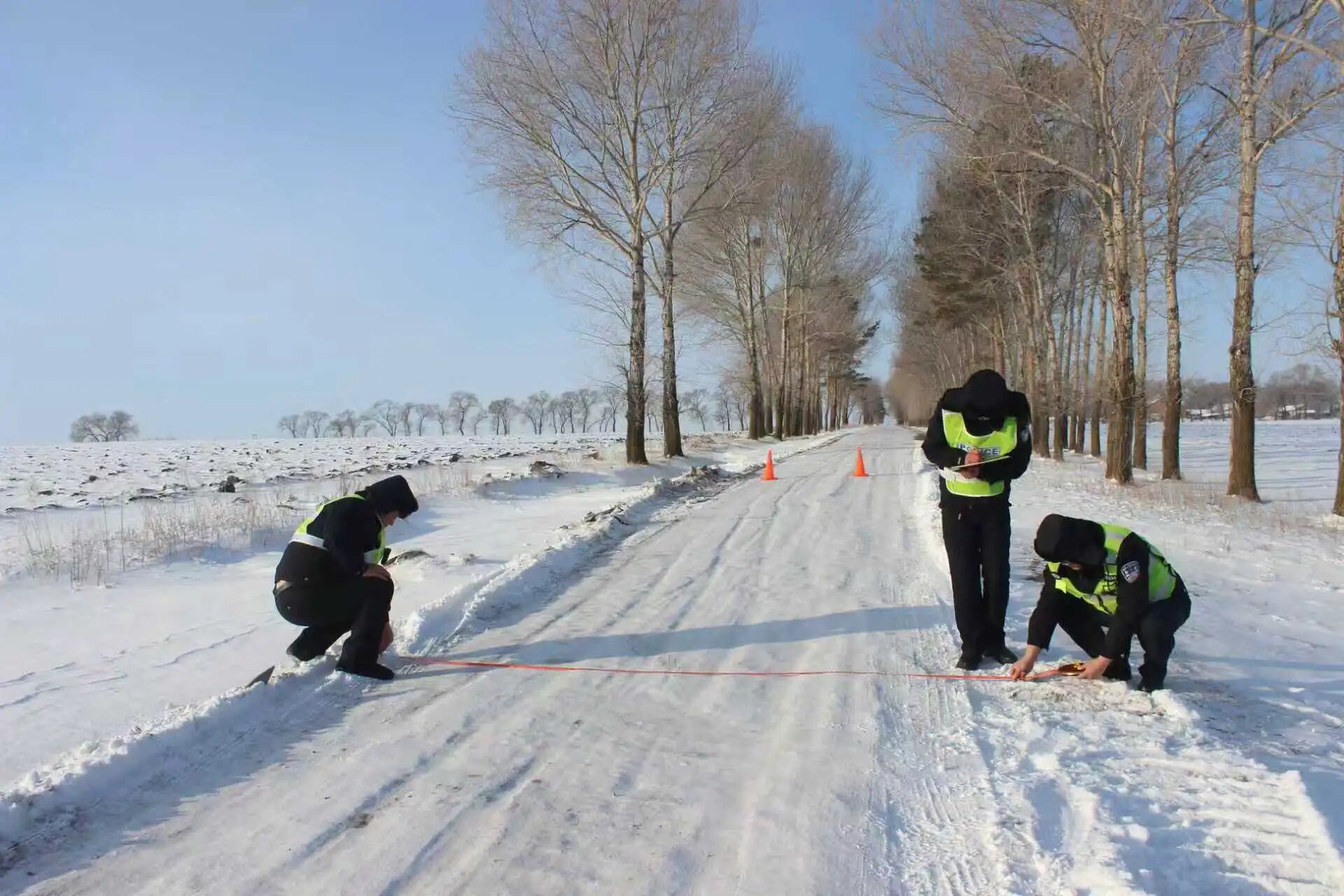 风雪中,那身湿透的制服是平安的注脚——黑龙江垦区交警浴雪坚守保畅通